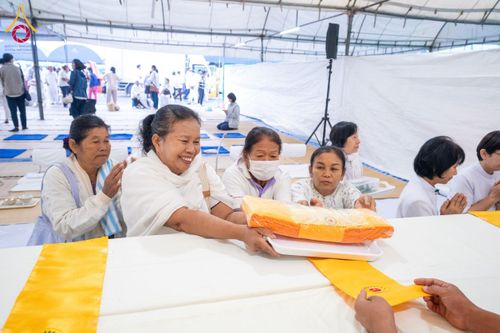 ภาพ No.200246:พิธีถวายภัตตาหารเป็นสังฆทาน แด่พระธรรมยาตรา ณ อนุสรณ์สถานบางปลา วัดบางปลา อำเภอบางเลน จังหวัดนครปฐม ในโครงการธรรมยาตรา กตัญญูบูชา มหาปูชนียาจารย์ พระมงคลเทพมุนี(สด จนฺทสโร) พระผู้ปราบมาร อนุสรณ์สถาน 7 แห่ง ปีที่ 13 วันที่ 23 มกราคม พ.ศ. 2568