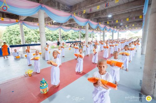 ภาพ No.215999:วันพฤหัสบดีที่ 3 เมษายน พ.ศ. 2568 พิธีบรรพชาสามเณร ภาคฤดูร้อน รุ่นที่ 15  บูชาธรรมหลวงพ่อธัมมชโย 81 ปี 81 รูป ณ ศูนย์ปฏิบัติธรรมสวนผึ้ง จ.ราชบุรี