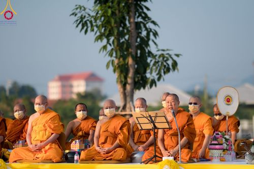 ภาพ No.101865:ตักบาตรพระ 10,000 รูป เติมบุญให้แผ่นดิน เนื่องในโอกาส 192 ปี จังหวัดกาญจนบุรี หนึ่งในโครงการตักบาตรพระ 2,000,000 รูป  77 จังหวัดทุกวัดทั่วไทย วันจันทร์ที่ 11 ธันวาคม พ.ศ. 2566 บริเวณถนนสองแคว (SKY WALK) เมืองกาญจนบุรี