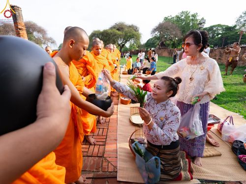 ภาพ No.138572:พิธีตักบาตร วัดราชบูรณะ จ.พระนครศรีอยุธยา วันที่ 25 พฤษภาคม พ.ศ.2567