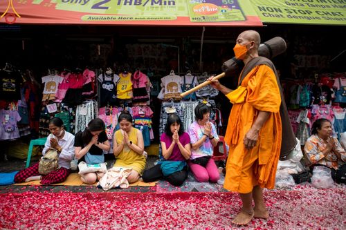 ภาพ No.128531:พิธีอัญเชิญพระบรมสารีริกธาตุ " ใจกลางเมืองนครหาดใหญ่ " เพื่อประดิษฐาน ณ มหารัตนเจดีย์สิริปทุมสวรรค์ (เจดีย์อริยพุทธะ 5 พระองค์) ศูนย์ปฏิบัติธรรมภาคใต้ อ.บางกล่ำ จ.สงขลา  วันที่ 9 มีนาคม พ.ศ. 2567 (ชุดที่ 2)