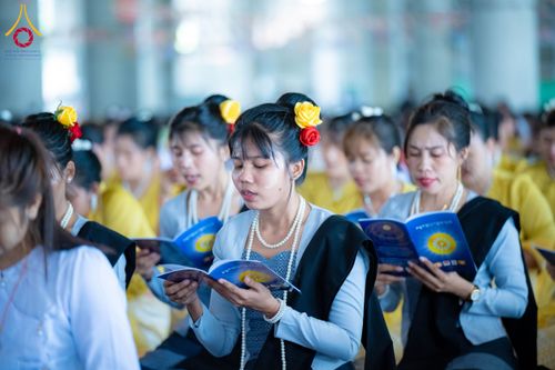 ภาพ No.143722:พิธีถวายผ้าไตร, สวดธรรมจักร, ปฏิบัติธรรม และฟังแสดงพระธรรมเทศนา ภาษาเมียนมา โดยมีสาธุชนชาวเมียนมากว่า 4,000 คน เข้าร่วมพิธี ณ มหารัตนวิหารคด วัดพระธรรมกาย วันอาทิตย์ที่ 7 กรกฎาคม พ.ศ. 2567