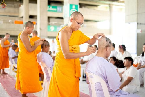 ภาพ No.248646:วันที่ 28 กันยายน พ.ศ. 2568 พิธีตัดปอยผม และปลงผม โครงการอุปสมบทบูชาธรรม 141 ปี พระมงคลเทพมุนี ณ วิหารคด วัดพระธรรมกาย