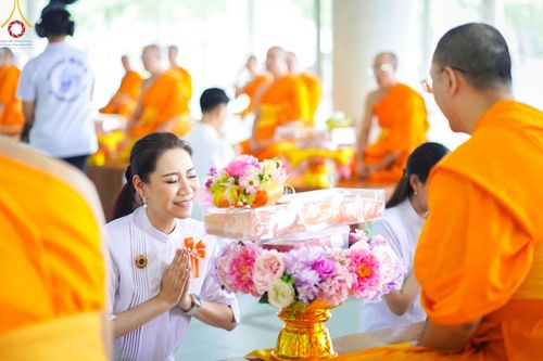 ภาพ No.165825:พิธีถวายภัตตาหารเมนูสวรรค์ วันที่ 26 ตุลาคม พ.ศ. 2567 ณ หอฉันคุณยายอาจารย์ฯ วัดพระธรรมกาย