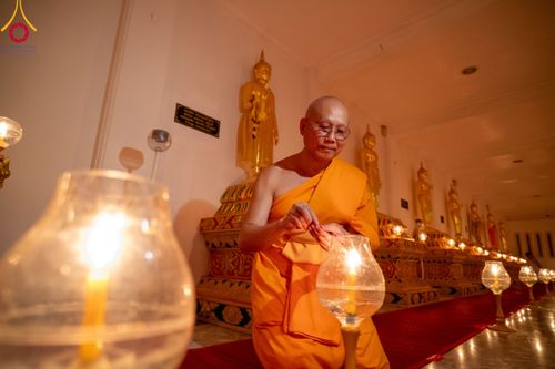 ภาพ No.112059:พิธีจุดประทีปถวายเป็นพุทธบูชา และบูชาธรรมมหาปูชนียาจารย์ พระมงคลเทพมุนี(สด จนฺทสโร) ในโครงการธรรมยาตรา กตัญญูบูชา มหาปูชนียาจารย์ พระมงคลเทพมุนี(สด จนฺทสโร) พระผู้ปราบมาร อนุสรณ์สถาน 7 แห่ง ปีที่ 12 วันที่ 14 มกราคม พ.ศ. 2567 ณ วัดสองพี่น้อง อ.สองพี่น้อง