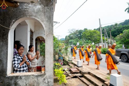 ภาพ No.140730:PhotoStory มหาศรัทธา ธรรมยาตราศรีลังกา EP.4 โครงการสยาม-ลังกา ธรรมยาตรา ฉลองเทศกาลวิสาขบูชาแห่งชาติ ศรีลังกา  บูชาธรรม 80 ปีหลวงพ่อธัมมชโย เส้นทางจาก เมืองดัมบูลลา ไปยัง เมืองมาตะเล  ตั้งแต่วันที่ 17-20 พฤษภาคม พ.ศ. 2567