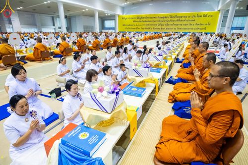 ภาพ No.147099:พิธีมุทิตาสักการะพระภิกษุ ผู้สอบได้เปรียญธรรม 9 ประโยคระดับโลกปีที่ 36, พิธีมอบโล่เกียรติยศและทุนการศึกษา สำนักเรียนบาลีดีเด่นทั่วประเทศ, พิธีถวายมหาสังฆทานคณะสงฆ์ 2,000 กว่าวัด ทั่วประเทศ ปีที่ 24, พิธีถวายไทยธรรมคณะสงฆ์ 323 วัด 4 จังหวัดชายแดนภาคใต้