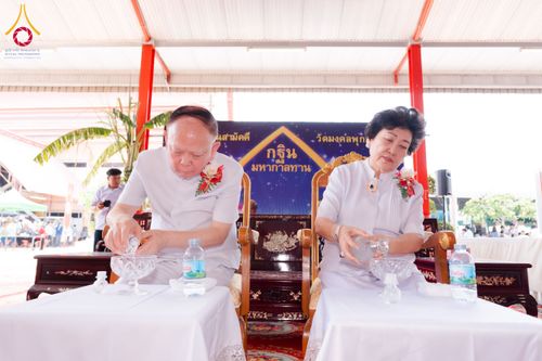 ภาพ No.170780:พิธีทอดกฐิน ณ วัดมงคลพุการาม ปทุมธานี ในโครงการกฐินสามัคคีทั่วไทย 30,000 วัด บูชาธรรม 80 ปี หลวงพ่อธัมมชโย โดยคณะศิษยานุศิษย์วัดพระธรรมกาย วันที่ 27 ตุลาคม พ.ศ. 2567