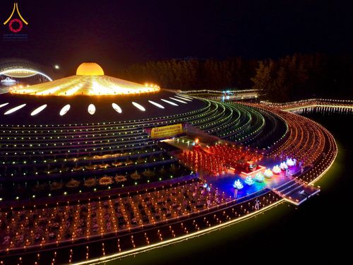 ภาพ No.266344:วันพุธที่ 5 พฤศจิกายน พ.ศ. 2568 (วันพระ ขึ้น 15 ค่ำ เดือน 12) พิธีลอยกระทงธรรม  ณ สระมหาเศรษฐีทะเลบุญ มหาวิหารพระมงคลเทพมุนี วัดพระธรรมกาย จ.ปทุมธานี