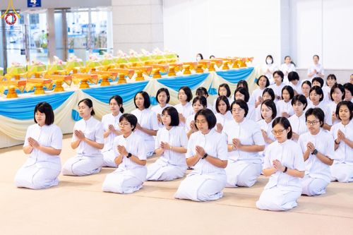 ภาพ No.146136:วันมหารำลึก ครั้งที่ 34 พิธีร่วมรำลึกถึงนักสร้างบารมีที่ล่วงลับไปแล้ว , พิธีสวดพระพุทธมนต์ ณ ห้องแก้วสารพัดนึก 1 วัดพระธรรมกาย วันเสาร์ที่ 27 กรกฎาคม พ.ศ. 2567