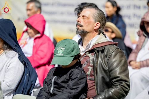 ภาพ No.62424:คณะศิษยานุศิษย์รวมใจสถาปนาและสมโภช ธรรมจักร เพื่ออัญเชิญประดิษฐาน ณ ยอดอุโบสถ 80 ปี หลวงพ่อธัมมชโย วัดพระธรรมกายนิวเจอร์ซี ประเทศสหรัฐอเมริกา  วันอาทิตย์ที่ 7 เมษายน พ.ศ. 2567