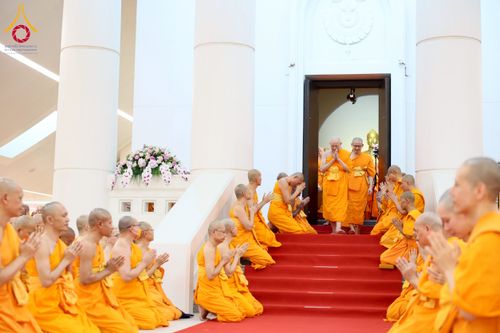 ภาพ No.233191:วันที่ 11 กรกฏาคม พ.ศ. 2568 พิธีอธิษฐานพรรษา ของคณะสงฆ์ ณ โบสถ์พระไตรปิฎก วัดพระธรรมกาย ต.คลองสาม อ.คลองหลวง จ.ปทุมธานี