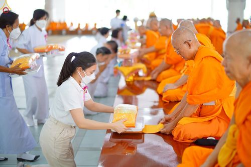 ภาพ No.230467:วันที่ 28 มิถุนายน พ.ศ. 2568 พิธีถวายภัตตาหารเมนูสวรรค์ เพื่อการบรรลุธรรม ณ หอฉันคุณยายอาจารย์ฯ วัดพระธรรมกาย