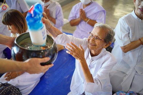 ภาพ No.167538:พิธีตักบาตรและพิธีบูชาข้าวพระ ในวันอาทิตย์ที่ 3 พฤศจิกายน พ.ศ. 2567 ณ วัดพระธรรมกาย