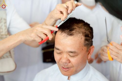 ภาพ No.223195:วันที่ 2 -10 พฤษภาคม พ.ศ. 2568 พิธีตัดปอยผม ปลงผม พิธีขอขมาลาอุปสมบทอุทิศชีวิต ของอุบาสก พิสิทธิ์ หมื่นแกล้ว  ณ วัดพระธรรมกาย