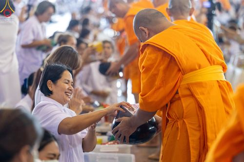 ภาพ No.158975:พิธีตักบาตร ในวันอาทิตย์ต้นเดือน วันที่ 6 ตุลาคม พ.ศ. 2567 ณ สภาธรรมกายสากล วัดพระธรรมกาย