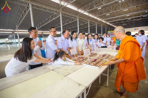 ภาพ No.203242:พิธีถวายภัตตาหารเป็นสังฆทาน แด่พระธรรมยาตรา ณ วัดพระธรรมกาย ตำบลคลองสาม อำเภอคลองหลวง จังหวัดปทุมธานี ในโครงการธรรมยาตรา กตัญญูบูชา มหาปูชนียาจารย์ พระมงคลเทพมุนี(สด จนฺทสโร) พระผู้ปราบมาร อนุสรณ์สถาน 7 แห่ง ปีที่ 13 วันที่ 29 มกราคม พ.ศ. 2568