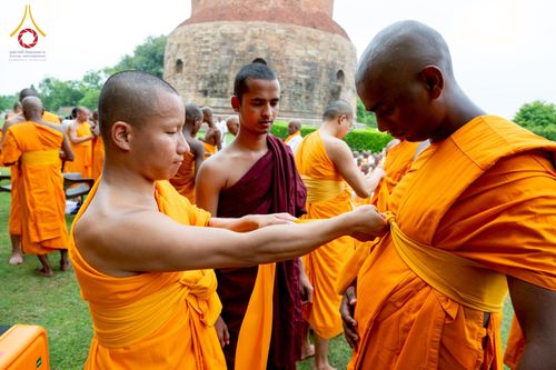 ภาพ No.231088:วันที่ 1 กรกฎาคม พ.ศ. 2568 โครงการบรรพชาสามเณร 300 รูป ถวายเป็นพุทธบูชา  วันอาสาฬหบูชา ณ จุดกำเนิดพระรัตนตรัย  ต้นแหล่งธัมมจักกัปปวัตตนสูตร เมืองพาราณสี  สารนาถ ประเทศอินเดีย