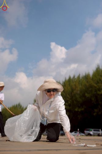 ภาพ No.220511:วันที่ 23-25 เมษายน พ.ศ. 2568 เจ้าหน้าที่และสาธุชนช่วยกัน รับบุญเก็บงานวันคุ้มครองโลก ณ วัดพระธรรมกาย