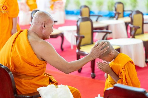 ภาพ No.60363:การต้อนรับพระสังฆาธิการ 10,000 กว่าวัดทั่วประเทศ พิธีมอบปัจจัยช่วยเหลือครู 4 จังหวัดชายแดนภาคใต้ พิธีปฏิบัติธรรม ในวันคุ้มครองโลก วันจันทร์ที่ 22 เมษายน พ.ศ.2567 ณ วัดพระธรรมกาย จ.ปทุมธานี