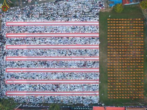 ภาพ No.197685:พิธีตักบาตรพระธรรมยาตรา ณ อนุสรณ์สถานลำดับที่ 4 สถานที่เกิดด้วยกายธรรม วัดโบสถ์(บน) ต.บางคูเวียง จ.นนทบุรี ในโครงการธรรมยาตรา กตัญญูบูชา มหาปูชนียาจารย์ พระมงคลเทพมุนี(สด จนฺทสโร) พระผู้ปราบมาร อนุสรณ์สถาน 7 แห่ง ปีที่ 13 วันที่ 19 มกราคม พ.ศ. 2568