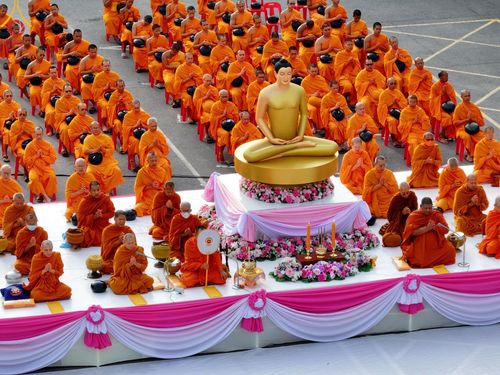 ภาพ No.150847:พิธีเจริญพระพุทธมนต์ และทำบุญตักบาตรแด่คณะสงฆ์ จำนวน 121 รูป เนื่องในโอกาสฉลองครบรอบ 120 ปี อำเภอคลองหลวง จังหวัดปทุมธานี เพื่อถวายเป็นพุทธบูชา ช่วยเหลือผู้ประสบความเดือดร้อนจากอุทกภัย และคณะสงฆ์ 323 วัด 4 จังหวัดชายแดนภาคใต้ วันเสาร์ที่ 31 สิงหาคม พ.ศ. 