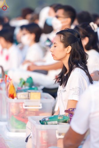 ภาพ No.201073:พิธีตักบาตรพระธรรมยาตรา ณ อนุสรณ์สถานลำดับที่ 5 สถานที่เผยแผ่วิชชาธรรมกายครั้งแรก อนุสรณ์สถานบางปลา วัดบางปลา อำเภอบางเลน จังหวัดนครปฐม ในโครงการธรรมยาตรา กตัญญูบูชา มหาปูชนียาจารย์ พระมงคลเทพมุนี(สด จนฺทสโร) พระผู้ปราบมาร อนุสรณ์สถาน 7 แห่ง ปีที่ 13