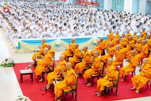 ภาพ No.264345:วันอาทิตย์ที่ 2 พฤศจิกายน พ.ศ. 2568 พิธีบูชาข้าวพระ ณ สภาธรรมกายสากล วัดพระธรรมกาย