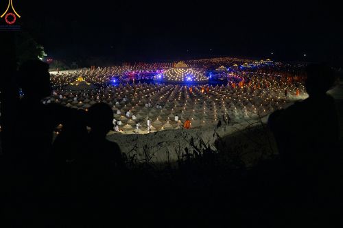 ภาพ No.138686:Photo Story  มหัศจรรย์วัดดงดินแดง Episode 6 พระภิกษุ-สามเณร ในโครงการบรรพชาอุปสมบทหมู่  กว่า 500 รูป และศีลจาริณีกว่า 300 คน ร่วมกันก่อพระเจดีย์ทราย 20,000 องค์ และจุดประทีป  บูชาธรรม 80 ปี หลวงพ่อธมฺมชโย กลางลำน้ำแม่ตื่น