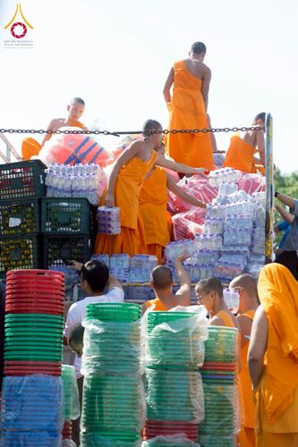 ภาพ No.273722:วันที่ 27 พฤศจิกายน พ.ศ. 2568 คณะศิษยานุศิษย์วัดพระธรรมกาย มูลนิธิธรรมกาย มอบอาหารและสิ่งของความช่วยเหลือให้พี่น้องชาวใต้ ผู้ประสบอุทกภัยน้ำท่วม