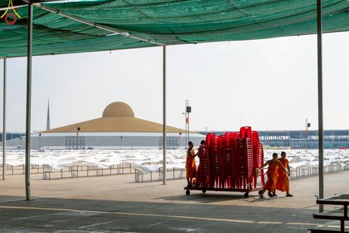 ภาพ No.220821:วันที่ 24-25 เมษายน พ.ศ. 2568 การเก็บงาน ผ้ารับประเคน ผ้าระบาย โต๊ะ เก้าอี้  ภายหลังงานวันคุ้มครองโลก ณ วัดพระธรรมกาย