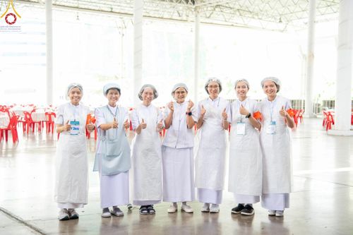 ภาพ No.58865:V.40 ภัตตาหารพระหมื่นวัด เราจัดให้ การปฏิบัติงานของเจ้าหน้าที่และอาสาสมัคร เพื่อรับบุญในการถวายภัตตาหาร แด่คณะสงฆ์ 10,000 กว่าวัดทั่วประเทศ ที่มาร่วมงานวันคุ้มครองโลก จันทร์ที่ 22 เมษายน พ.ศ. 2567 ณ วัดพระธรรมกาย