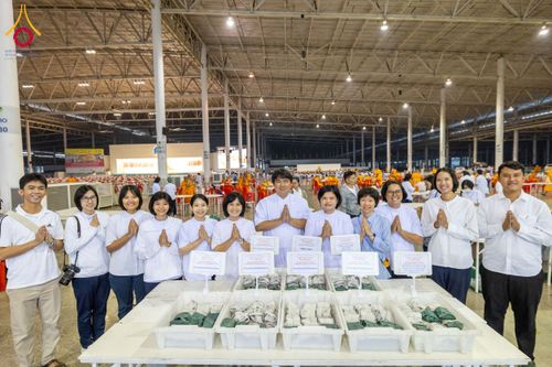 ภาพ No.204335:พิธีถวายภัตตาหารเป็นสังฆทาน แด่พระธรรมยาตรา ณ วัดพระธรรมกาย ตำบลคลองสาม อำเภอคลองหลวง จังหวัดปทุมธานี ในโครงการธรรมยาตรา กตัญญูบูชา มหาปูชนียาจารย์ พระมงคลเทพมุนี(สด จนฺทสโร) พระผู้ปราบมาร อนุสรณ์สถาน 7 แห่ง ปีที่ 13 วันที่ 31 มกราคม พ.ศ. 2568