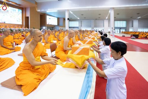 ภาพ No.59274:พิธีเจริญพระพุทธมนต์ ถวายภัตตาหารเป็นสังฆทาน เนื่องในวาระอายุวัฒนมงคล 80 ปี หลวงพ่อธัมมชโย ณ สภาธรรมกายสากล วัดพระธรรมกาย วันพุธที่ 24 เมษายน พ.ศ.2567