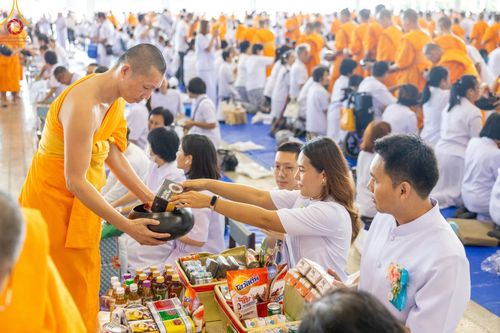ภาพ No.149950:พิธีตักบาตร , พิธีปฎิบัติธรรม , พิธีถวายภัตตาหารเมนูสวรรค์ ในพรรษาแห่งการเข้าถึงธรรม วันธรรมชัย วันอังคารที่ 27 สิงหาคม พ.ศ.2567 ณ สภาธรรมกายสากล วัดพระธรรมกาย