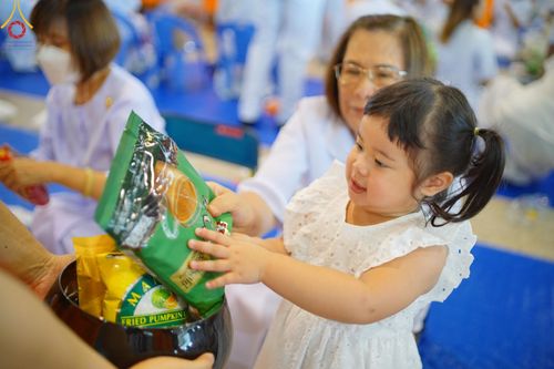 ภาพ No.139111:พิธีตักบาตร , พิธีบูชาข้าวพระ ณ ห้องแก้วสารพัด 1 สภาธรรมกายสากล วัดพระธรรมกาย วันอาทิตย์ต้นเดือนที่ 2 มิถุนายน พ.ศ. 2567