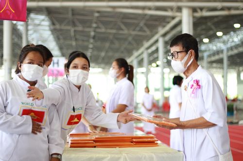 ภาพ No.134620:V.35 เพื่อบุญต้นเดือน การรับบุญของเจ้าหน้าที่หน่วยงานต่างๆ เพื่องานบุญวันอาทิตย์ต้นเดือน ณ วัดพระธรรมกาย วันที่ 7 เมษายน พ.ศ. 2567