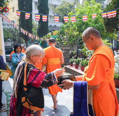 ภาพ No.132583:สามเณรเนปาล บิณฑบาต ย่านทาเมล เมืองกาฐมาณฑุ และเมืองปาฏัน ในโครงการบรรพชา 1,250 รูป ประเทศเนปาล วันที่ 20 มีนาคม พ.ศ. 2567