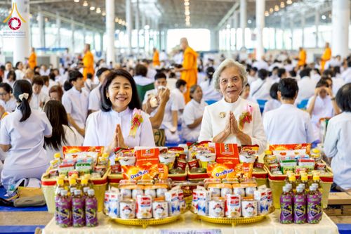 ภาพ No.256816:วันที่ 5 ตุลาคม พ.ศ. 2568 พิธีตักบาตร ข้าวสารอาหารแห้ง ณ บ้านแก้วเรือนทองคุณยายฯ สภาธรรมกายสากล วัดพระธรรมกาย