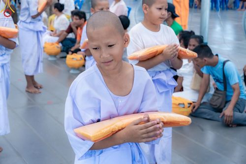 ภาพ No.133489:พิธีขอขมารับผ้าไตร, พิธีบรรพชาสามเณร, สามเณรออกบิณฑบาต ในโครงการบรรพชาสามเณร ฟื้นฟูพระพุทธศาสนาทั่วไทย  ณ ศูนย์ปฏิบัติธรรม และอบรมเยาวชนเมืองยะลา วันที่ 3 เมษายน พ.ศ. 2567