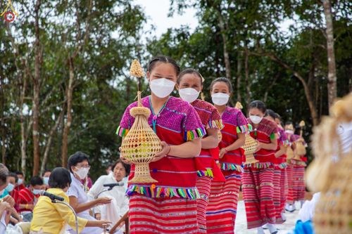 ภาพ No.50627:ประมวลภาพพิธีตักบาตร ณ วัดแม่แพ จ.แม่ฮ่องสอน เนื่องในวันธรรมชัย