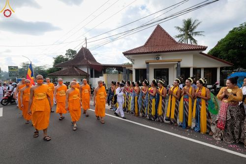 ภาพ No.46382:ประมวลภาพขบวนรถบุปผชาติ อัญเชิญน้ำและไฟศักดิ์สิทธิ์ ณ ประเทศอินโดนีเซีย