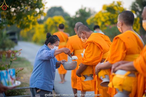 ภาพ No.42071:พิธีตัดปอยผม ปลงผม ขอขมารับผ้าไตรและพิธีบรรพชา ในโครงการอุปสมบท บูชาธรรมมหาปูชนียาจารย์ ประจำปี 2564 ชุดที่ 20