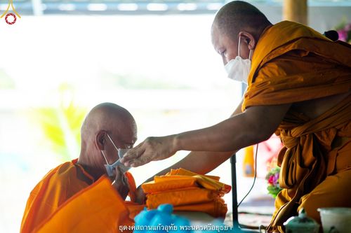 ภาพ No.39478:พิธีตัดปอยผม ปลงผม ขอขมารับผ้าไตรและพิธีบรรพชา ในโครงการอุปสมบท บูชาธรรมมหาปูชนียาจารย์ ประจำปี 2564  ชุดที่ 2