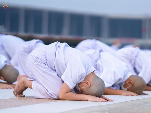 ภาพ No.44211:ประมวลภาพพิธีเวียนประทักษิณ, พิธีวันทาพระมหาธรรมกายเจดีย์ และพิธีขอขมารับผ้าไตร โครงการบวชภาคฤดูร้อน พ.ศ. 2565