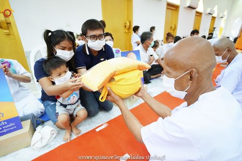 ภาพ No.40517:พิธีตัดปอยผม ปลงผม ขอขมารับผ้าไตรและพิธีบรรพชา ในโครงการอุปสมบท บูชาธรรมมหาปูชนียาจารย์ ประจำปี 2564 ชุดที่ 14