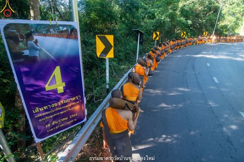 ภาพ No.39952:คณะพระภิกษุ - สามเณร วัดบ้านขุนกว่า ๓๐๐ รูป เดินธรรมยาตราฉลองแชมป์บาลี ๒๕๖๔