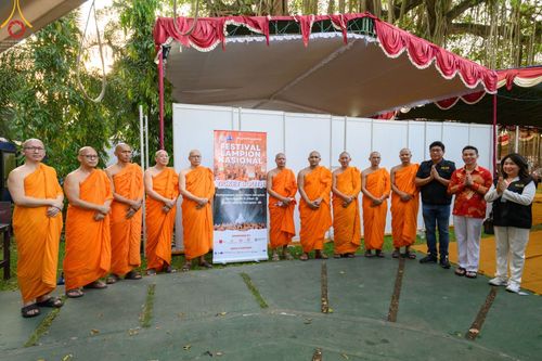 ภาพ No.46351:ประมวลภาพพิธีอัญเชิญน้ำศักดิ์สิทธิ์ จาก Umbul Jumprit Temanggung ไปยังวัดเมินดุต