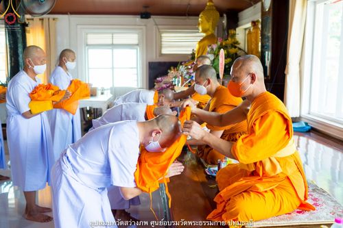 ภาพ No.40436:พิธีตัดปอยผม ปลงผม ขอขมารับผ้าไตรและพิธีบรรพชา ในโครงการอุปสมบท บูชาธรรมมหาปูชนียาจารย์ ประจำปี 2564 ชุดที่ 13