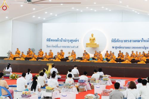 ภาพ No.45373:ประมวลภาพพิธีตักบาตรสามเณรใหม่ โครงการบรรพชาสามเณรฟื้นฟูพระพุทธศาสนาทั่วไทย ณ ศูนย์อบรมเยาวชนนครปฐม